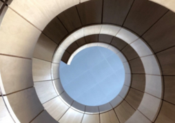 Oberlicht in spiralenförmiger Decke